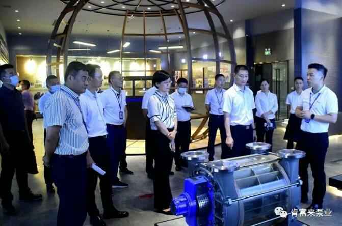 公司董事长、总经理陈迪(右一)向李军区长(右二)一行介绍海口逸凡企业文化与发展有限公司产品